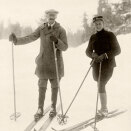 Kong Haakon og Kronprins Olav på ski, 1923. Foto: A.B Wilse, De kongelige samlinger.